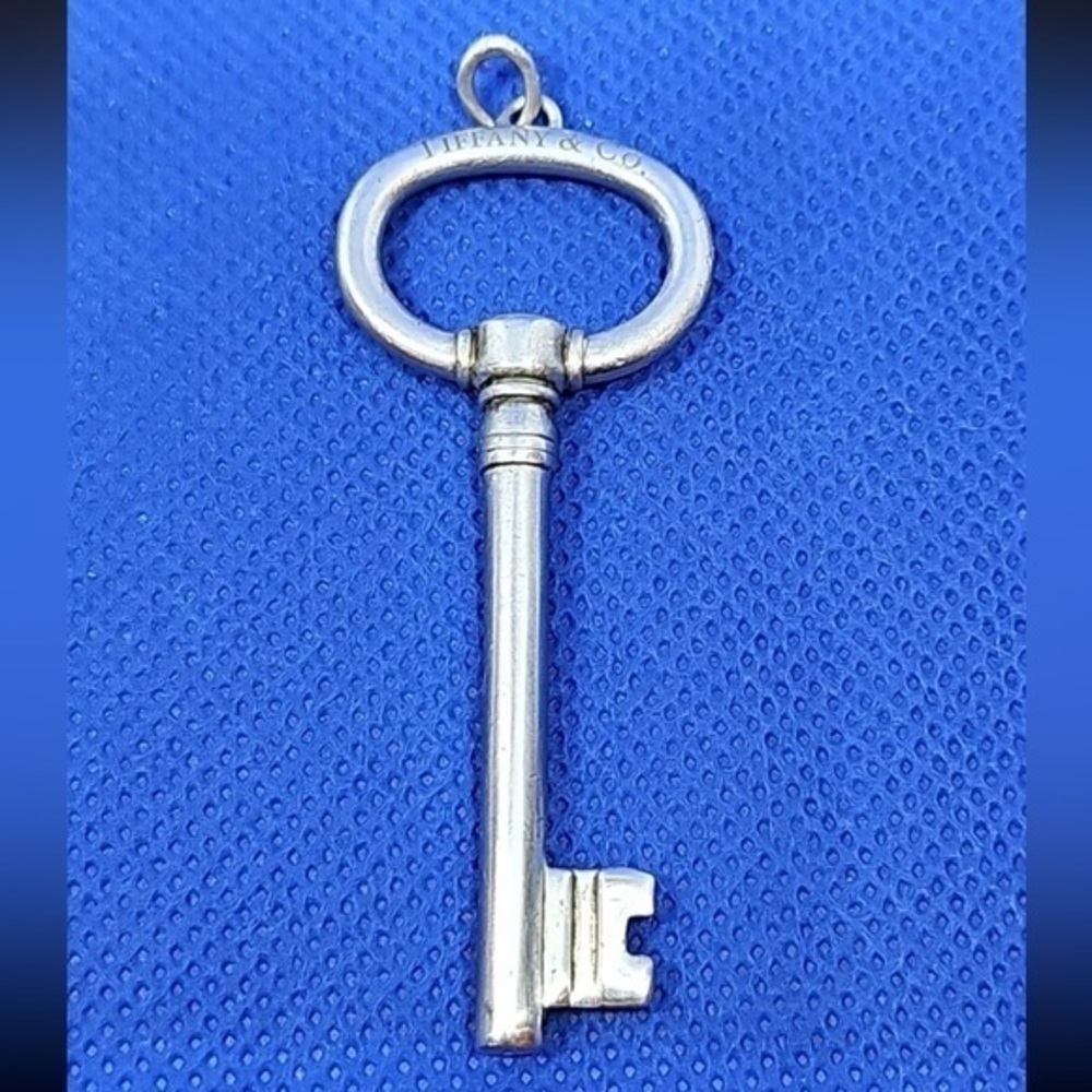 Authentic Vintage TIFFANY & CO. 2.5” LARGE OVAL KEY PENDANT STERLING SILVER 925